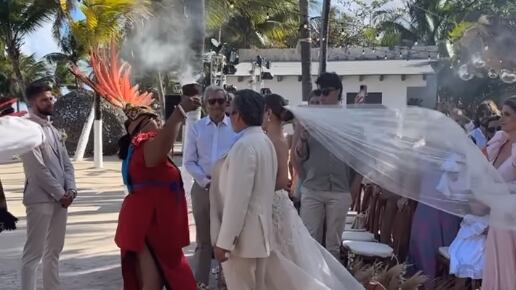 n matrimonio de lujo celebraron este jueves la actriz Belén Soto y su pareja, Branko Bacovich, en una playa de Tulum, en la costa caribeña de México.
La pareja se encuentra en el paradisiaco lugar de la península de Yucatán desde hace días, festejando su unión junto a sus familiares y amigos, quienes compartieron algunas imágenes de la ceremonia.
La actriz Karen Bejarano fue una de las que difundió algunas escenas del evento, donde se observa a los novios caminar hacia el altar con sus espectaculares atuendos y acompañados de familiares.