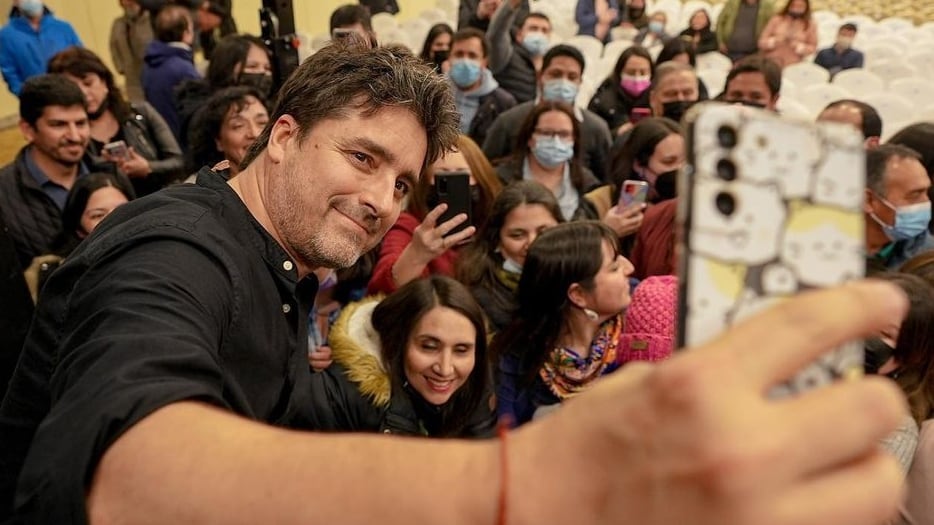 El actor y coanimador de la serie de programas "Socios", junto a Pancho Saavedra y Pedro Ruminot, reconoció estar en tratamiento para bajar sus más de 100 kilos de peso. "En abril voy a cumplir 53 años o sea hace rato que estoy jugando el segundo tiempo de vida y quiero estar sano", dijo.