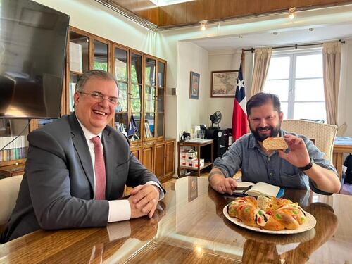 Canciller de México se reúne con Boric y le lleva un pastel típico: somos “pueblos unidos”