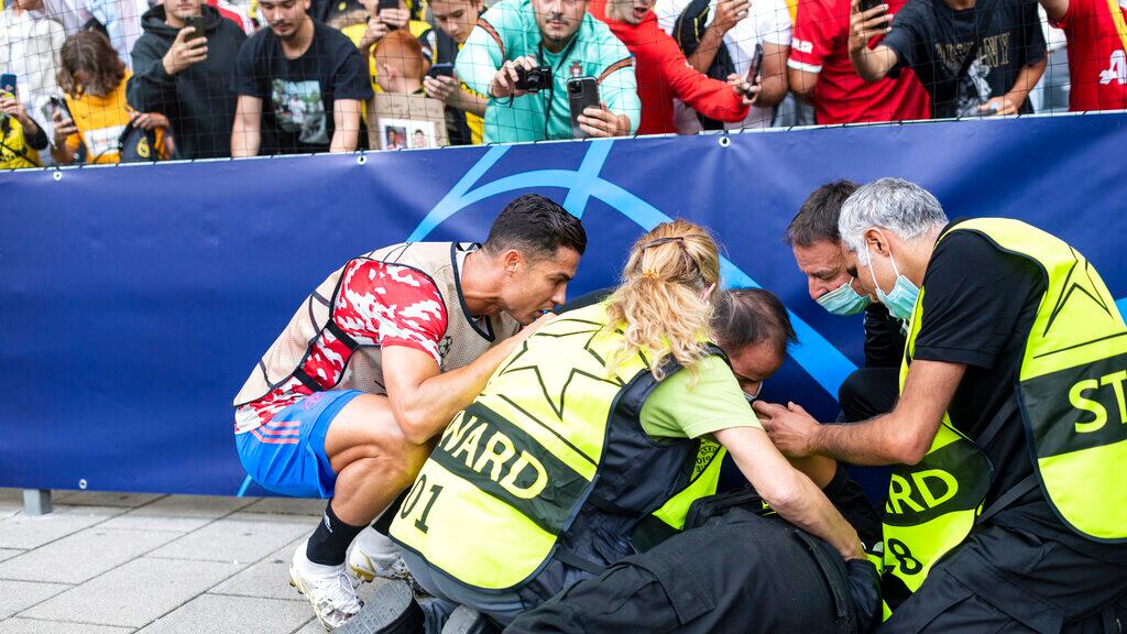 Cristiano Ronaldo viendo en qué estado quedó el guardia que recibió su pelotazo