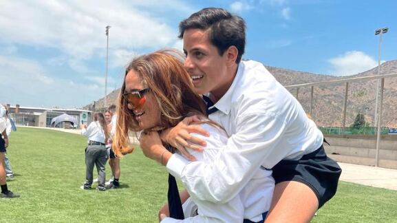 Laura de la Fuente y Máximo Bolocco intercambiaron uniformes en último día de clases.