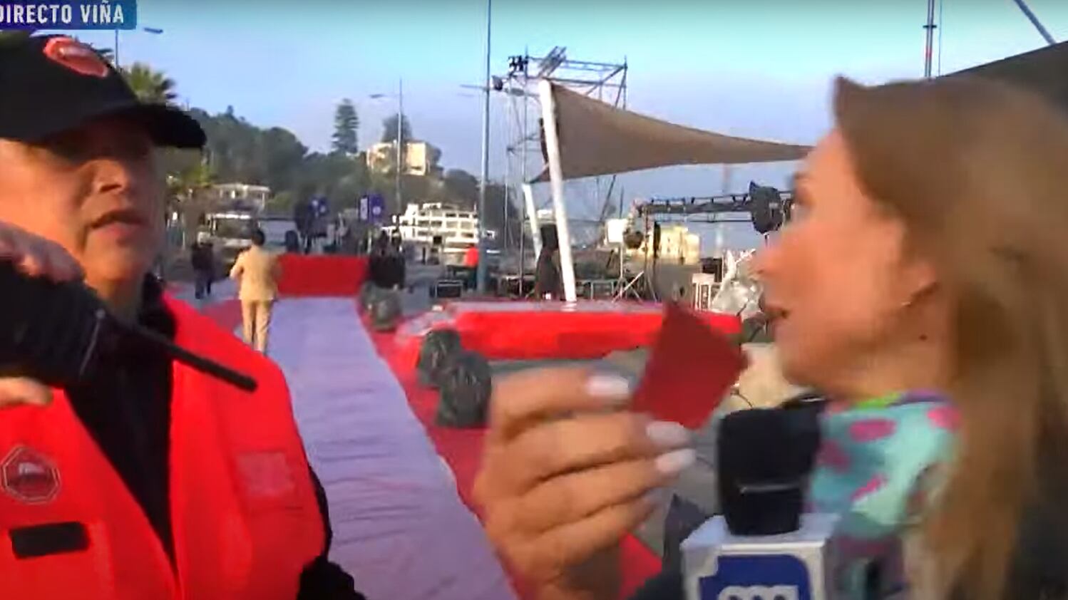 En la antesala de la esperada gala del Festival de Viña del Mar 2023, la periodista Karen Doggenweiler llegó hasta la alfombra roja instalada en la costanera de la Ciudad Jardín.
Mientras despachaba en vivo para Mucho Gusto, una trabajadora de la seguridad privada la invitó a retirarse del lugar. A ella y a Andrés Caniulef, quienes despachaban desde la misma alfombra y conversaban con su colega de TVN, Gino Costa.
“Por supuesto. Vinimos a saludar a Gino y nos vamos altiro”, le respondió Karen a la guardia, quien comenzó a tapar la cámara.
“Está bien, está haciendo su trabajo, le dijeron que no podían pasar”, agregó la animadora, que no se hizo problemas en abandonar la zona.
“NO ES UN EVENTO PÚBLICO”
Eso sí, Doggenweiler aclaró que “a propósito de Gino y todos los que están trabajando acá, este es un lugar público, ya había reclamos de quienes pasan por aquí habitualmente. Está todo cerrado, los baños cerrados”.
“Así es, porque aquí hay un baño que es público, que es parte de la plaza Colombia y eso hoy está cerrando a razón de este evento que se está realizando”, complementó Caniulef.
“Este hoy no es un evento público con antiguamente, sino que es un invento privado al que solo entra gente con invitación”, cerró el comunicador.