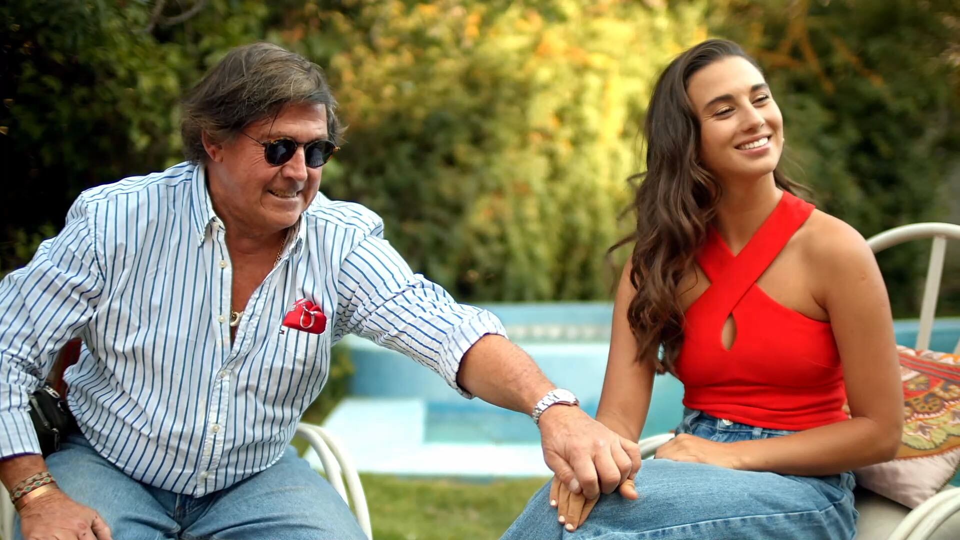 Es un orgullo como padre y madre la felicito lucho muy duro y como yo le enseñé algo muy importante que en la vida hay que tener fe y bueno creo que le va a ir bien por eso le dieron el premio porque es una mujer muy trabajadora ama a la naturaleza allá llama el mar .
Me lo imagino exactamente igual, trabajando en la ruta del agua. Ya que hoy el petróleo no hay problema, estamos en todo el mundo y sobre todo en Chile hace tres años que no llueve, estamos preocupados del agua que debemos cuidar los ríos, limpiarlos y cuidar el agua. Así que me lo imagino siempre es lo mismo, no me imagino trabajando en Matinal o en un programa Footy farra en la noche y de Farandula y de futbolistas no tengo idea es gallo raro estos bailarines Tita es una mujer muy seria muy distinguida y fina igual a su padre. claro que me gustaría ser abuelo, porque parte de la vida de ella, de su marido y quiere formar una familia. Pero es un momento bastante difícil Tita tiene 31 años, está comenzando hace cinco años atrás con la televisión a Full, sola, empresaria. Y le ha ido muy bien, entonces ella tiene por lo -6 años más. Yo te diría a los 38, puesto que lo hemos conversado íntimamente muy para callados. Ella va a querer ser madre puede ser los 37 también y puede ser 36, pero la televisión es muy peligrosa. Si tú te cuidas un año y 200 que andan buscando oportunismo para entrar la televisión y hacer algo por lo tanto si me encantaría ser abuelo lo apoyo 100%