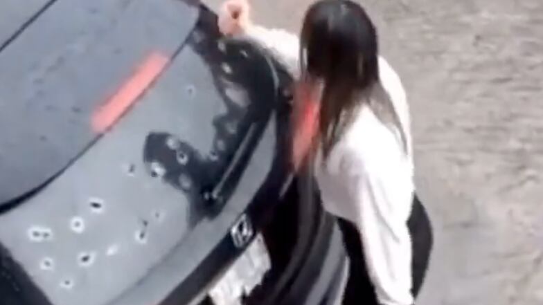 Mujer descubrió a su pareja con la amante en el auto