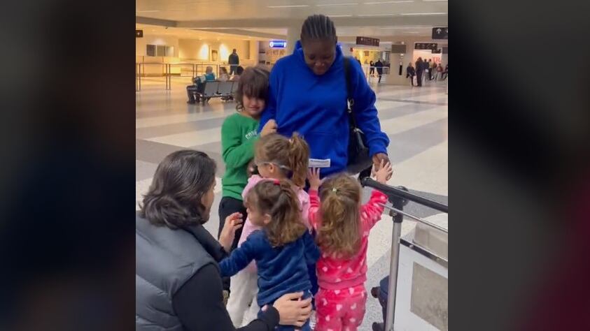 Los niños corrían detrás de su niñera para que no se fuera