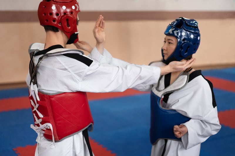 El taekwondo es un arte marcial tradicional coreana que se practica en todo el mundo, ofreciendo beneficios físicos, mentales y sociales. Foto: Freepik.