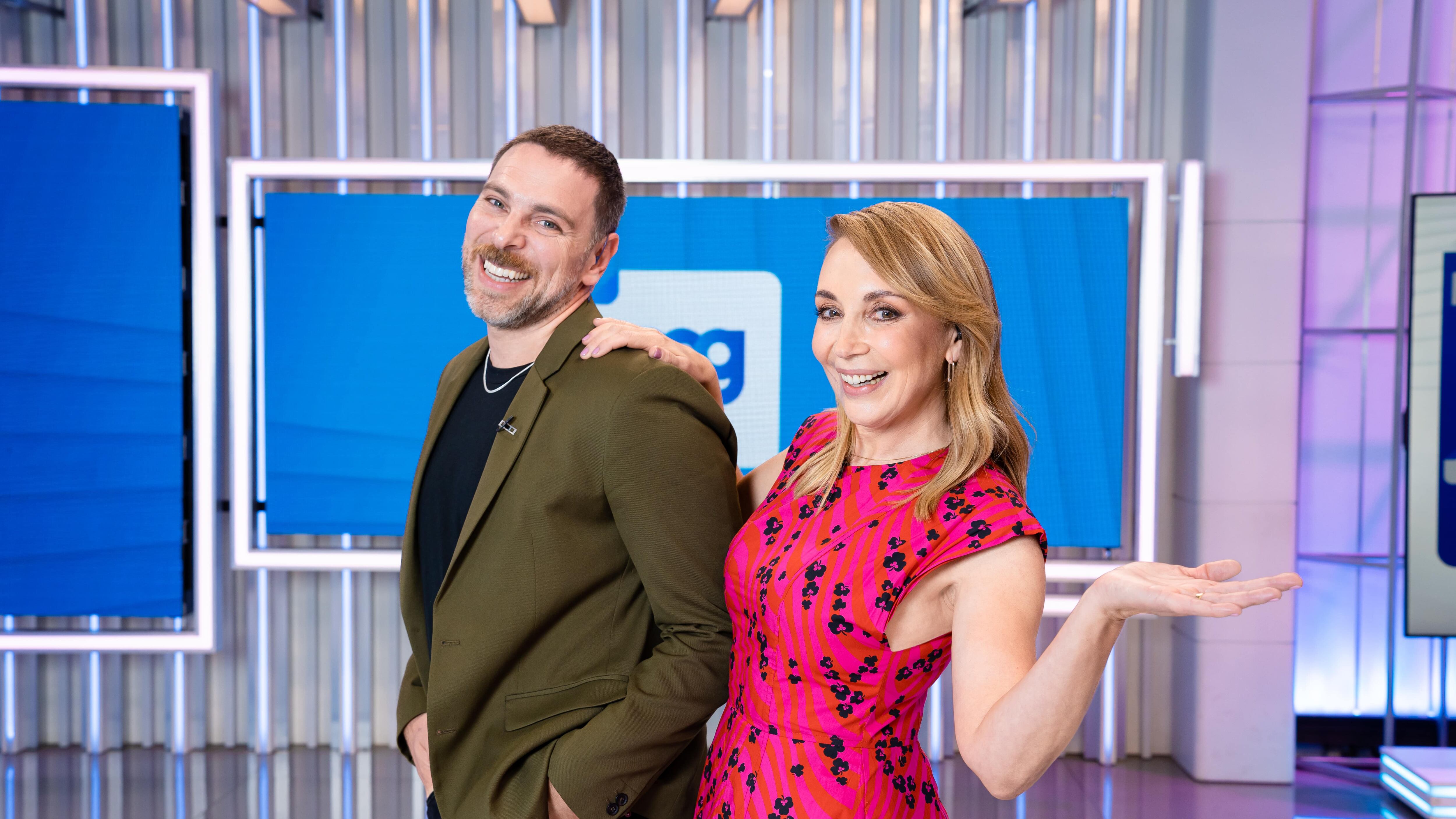 Tras la salida de TVN, Karen Doggenweiler debutó en gloria y majestad en Mega, conociendo todas las instalaciones en compañía del periodista Rodrigo Sepúlveda y diversos actores que se fueron sumando a la bienvenida y el recorrido por todo el canal, llenándola de abrazos y felicitaciones por su decisión.