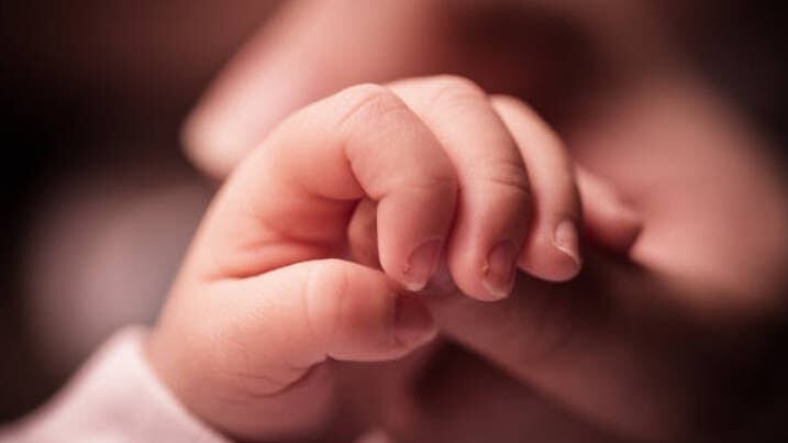 Investigan muerte de guagua de 6 meses en Arica: Llegó al hospital con lesiones en la cabeza y el tórax