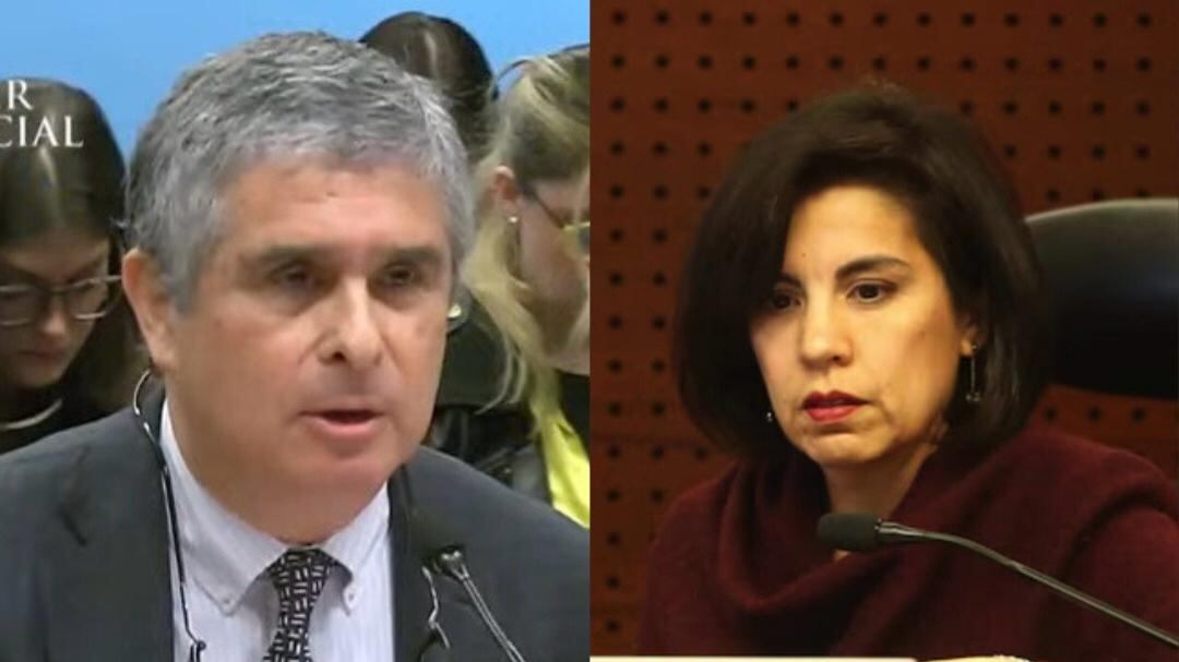 Hablándole de igual a igual y recalcándole que no le gusta que lo interrumpan. Así el abogado defensor de Luis Hermosilla, su hermano Juan Pablo, tuvo un nuevo encontrón con la jueza del Caso Audios, Mariana Leyton.
Sí el día anterior le cuestionó la petición que le hizo la magistrado, respondiéndole que el orden de la exposición lo elegía él, ahora le respondió con molestia, cuando ella le pidió que se ajustara a los 10 minutos que tenía de tiempo para argumentar, puesto que ya llevaba 15 minutos.
Ante esto, él le rebatió sin ningún tipo de solemnidad, como esas que se acostumbran a decir en los tribunales de justicia, y le contestó en un tono autoritario, evidentemente molesto.
“No me gusta que me interrumpan” le dijo desafiante, a lo que Leyton le reiteró que ella es quien dirige la audiencia y le pidió que “cumpla lo ordenado”.
Desde el matinal Contigo en la mañana, en tanto, teorizaron respecto a la actitud desafiante de Juan Pablo Hermosilla, señalando que podría ser parte de una estrategia en caso que su hermano quede en prisión preventiva por los delitos tributarios. Así, podría argumentar que el resultado fue por la mala relación que tuvo con la jueza.