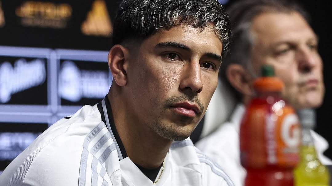 El delantero uruguayo fue presentado oficialmente este viernes como nuevo refuerzo de Colo Colo.