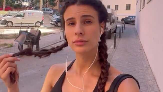 A joven le cortan el pelo en la micro