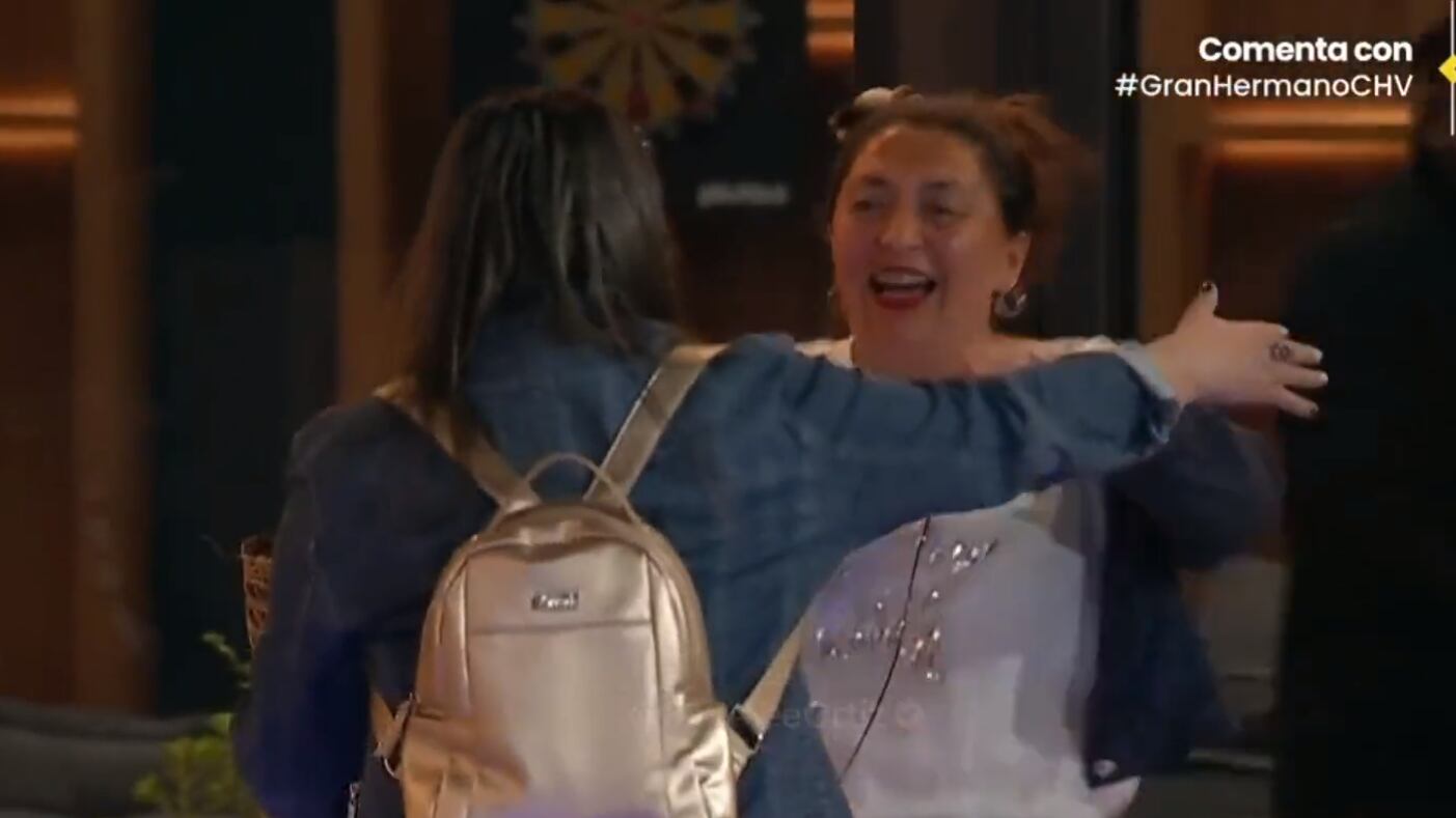 Hermana de Pincoya se ganó a los jugadores de Gran Hermano con regalos caseros
Araceli irrumpió en la casa de Gran Hermano para acompañar a Pincoya. La hermana de la chilota se ganó rápidamente el cariño de los jugadores con regalos caseros con lo que dejó a todos felices.