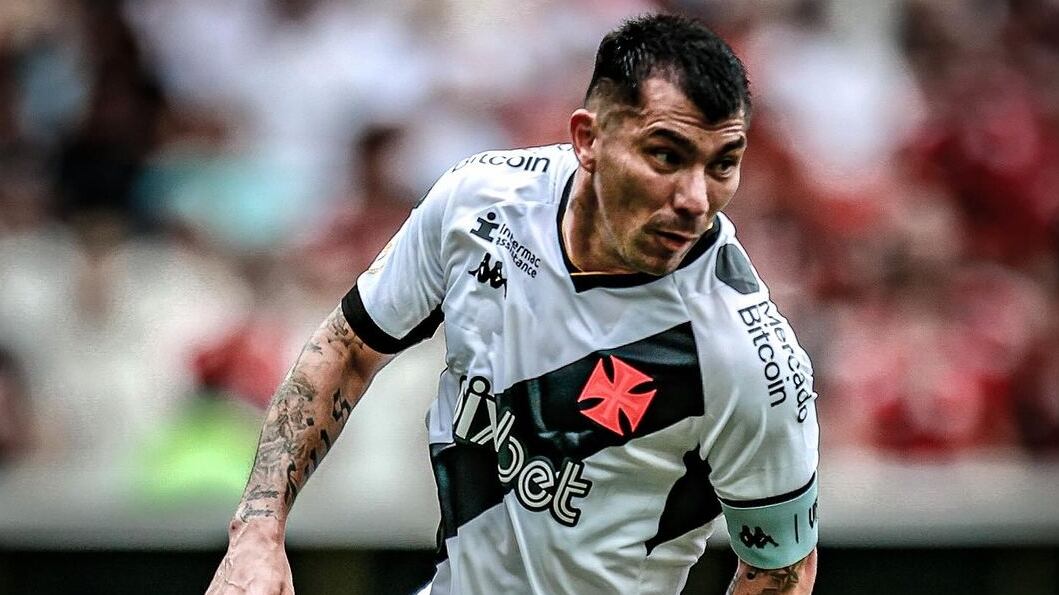 El seleccionado chileno regresó a Brasil, para reintegrarse a Vasco da Gama, luego de quedar suspendido del encuentro entre Chile y Ecuador, en la altura de Quito.