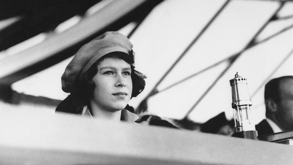 Nació en Londres, siendo la hija mayor de los duques de York.