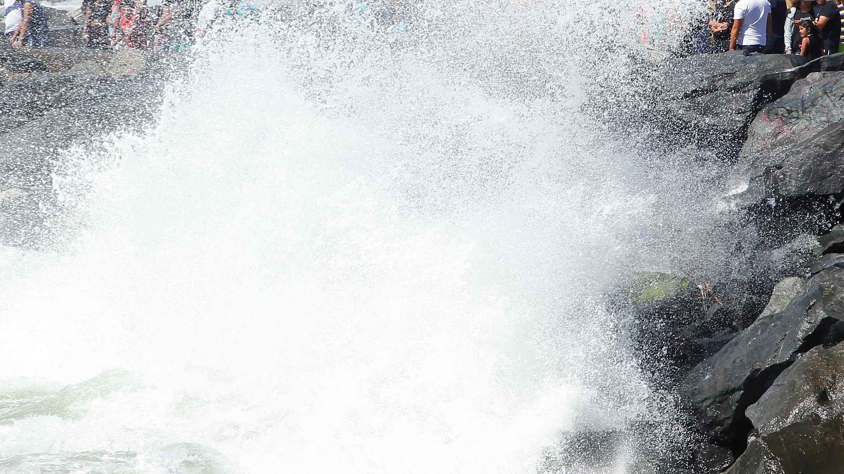 La menor falleció por inmersión luego de caerse este martes desde un roquerío en Quintero.