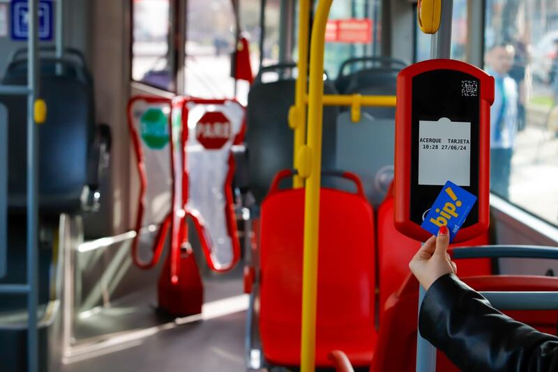 Validadores en puertas traseras de los buses