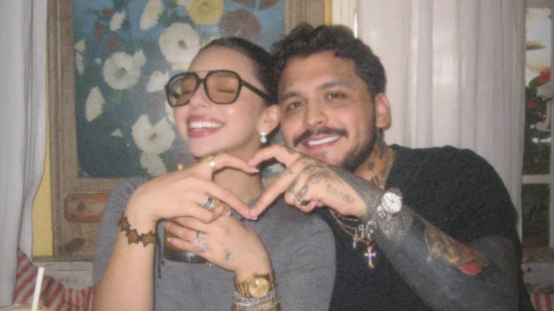 Ángela Aguilar presume diamante rosa