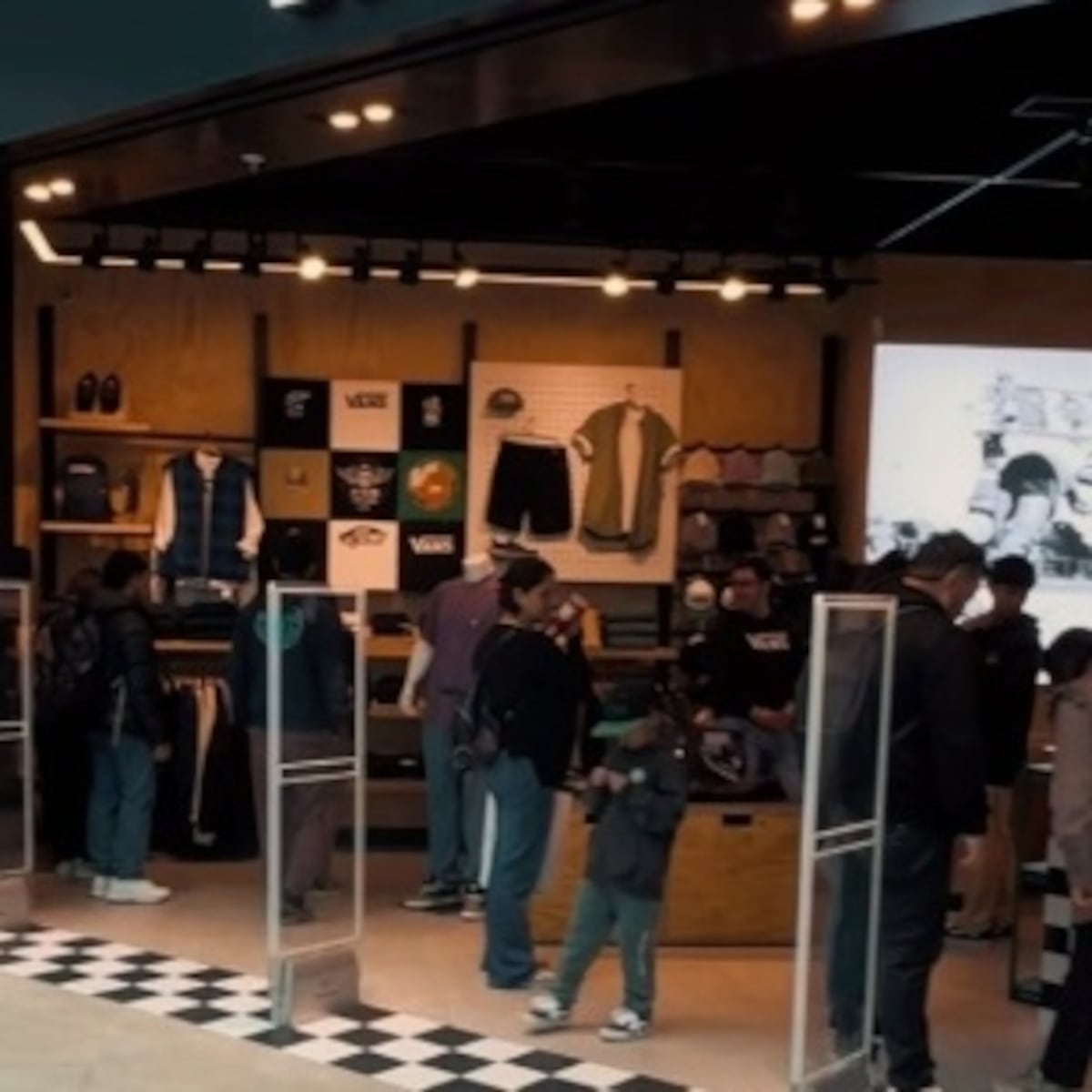 CUT y sindicatos rechazan apertura de retail en Viernes Santo CUT y sindicatos rechazan apertura de retail en Viernes Santo