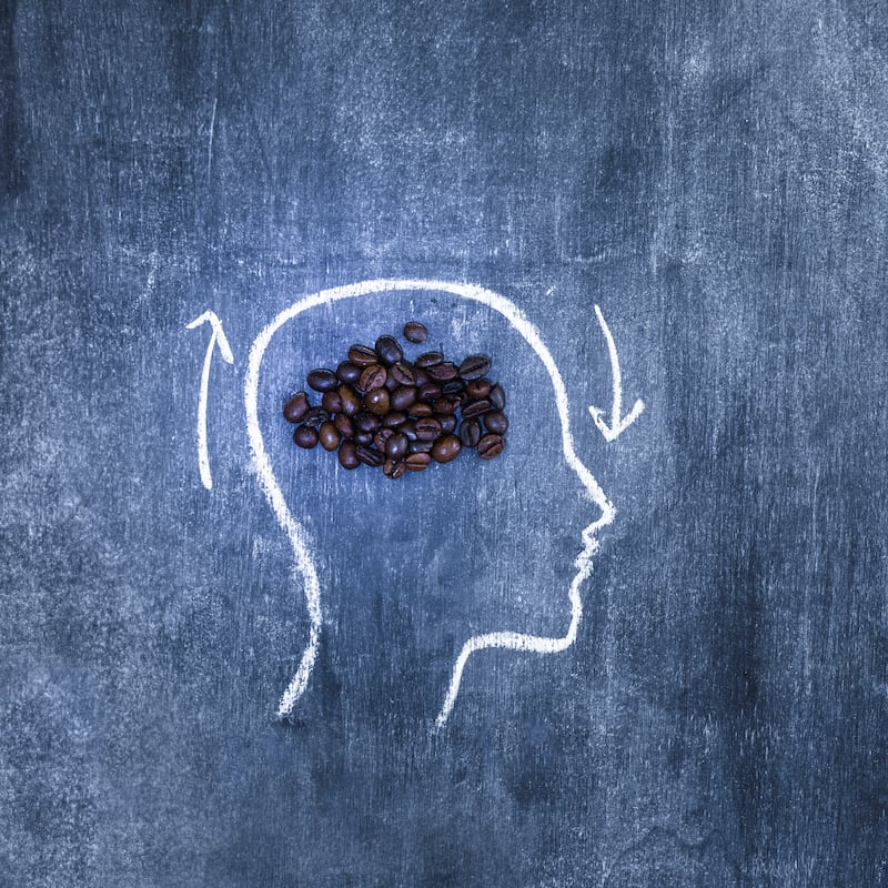 Lejos de ser solo un estimulante, científicos han descubierto que el café interactúa activamente con sistemas internos del cuerpo, especialmente con la conexión entre el intestino y el cerebro. Foto: Magnific.
