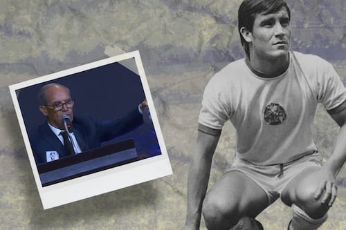 “Lo voy a cuidar como oro”: Histórico chileno conmueve al entrar al Salón de la Fama del Fútbol con leyendas internacionales