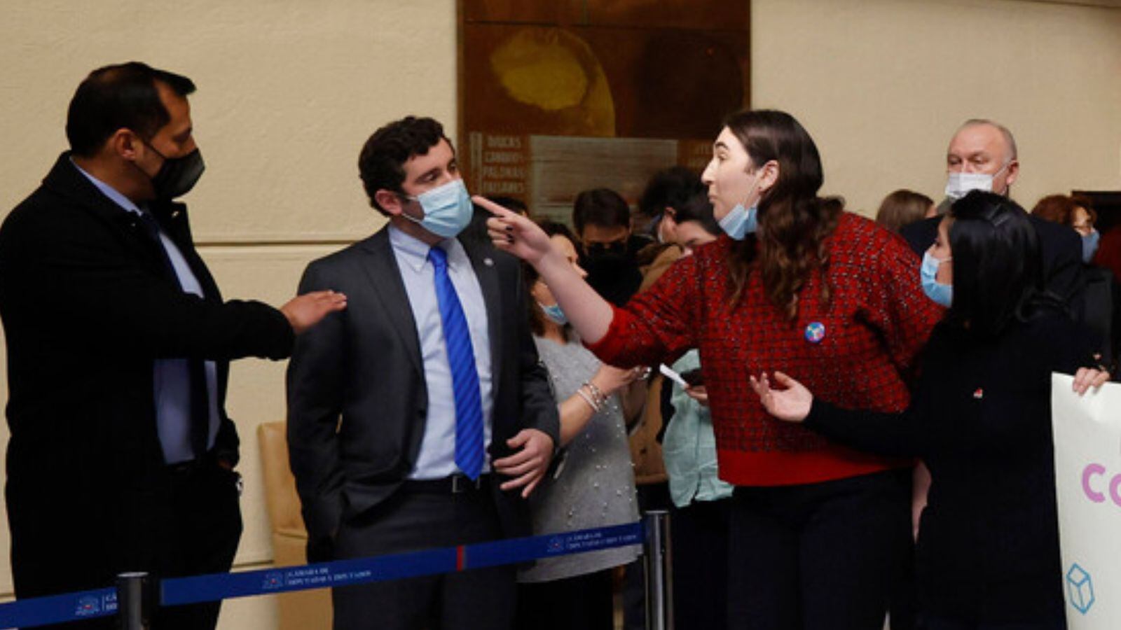 El cruce entre Hotuiti y Emilia Schneider por folleto del Rechazo contra la educación sexual integral