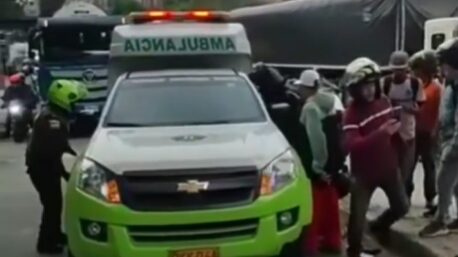 Ambulancia estrelló motociclista y no lo auxilió