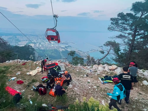 Rescatan a 174 personas tras quedar varadas en teleférico en Turquía
