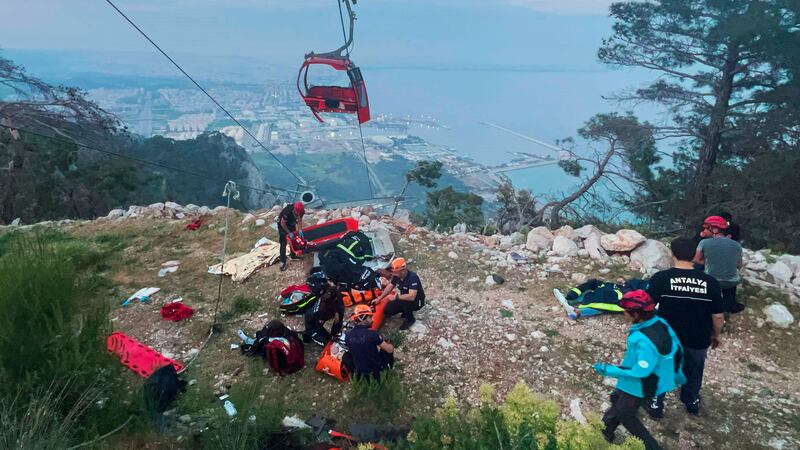 Rescatan a 174 personas tras quedar varadas en teleférico en Turquía