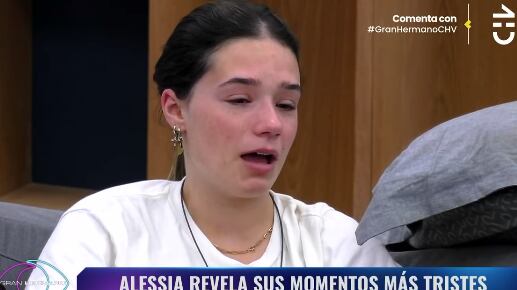 La participante de Gran Hermano, Alessia Traverso, compartió con sus compañeros de encierro las malas experiencias que tuvo con sus relaciones de pareja, confesando que hubo intentos de agresiones físicas y celos hacia ella, provocándole graves sentimientos de angustia.
Así lo relató entre lágrimas, luego que Ignacia Michelson le preguntará a qué edad tuvo su primer novio.
“A los 14, era como mi mejor amigo después creo que también le gustó otra niña y después duramos tres meses y me pateó. Es el único hombre que me ha pateado”.
