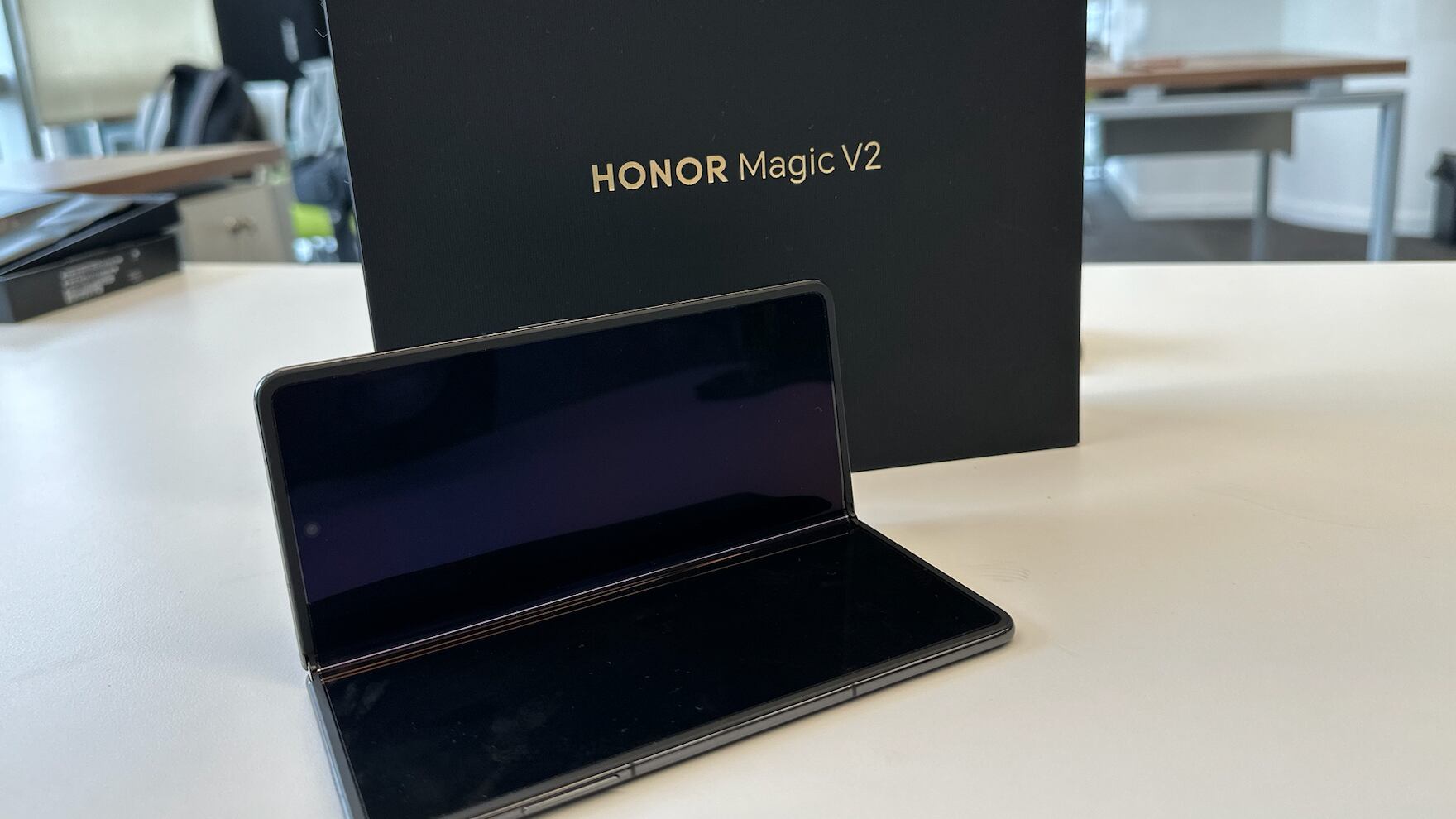 El nuevo dispositivo insignia de Honor, el Magic V2, redefine los estándares en los smartphones plegables