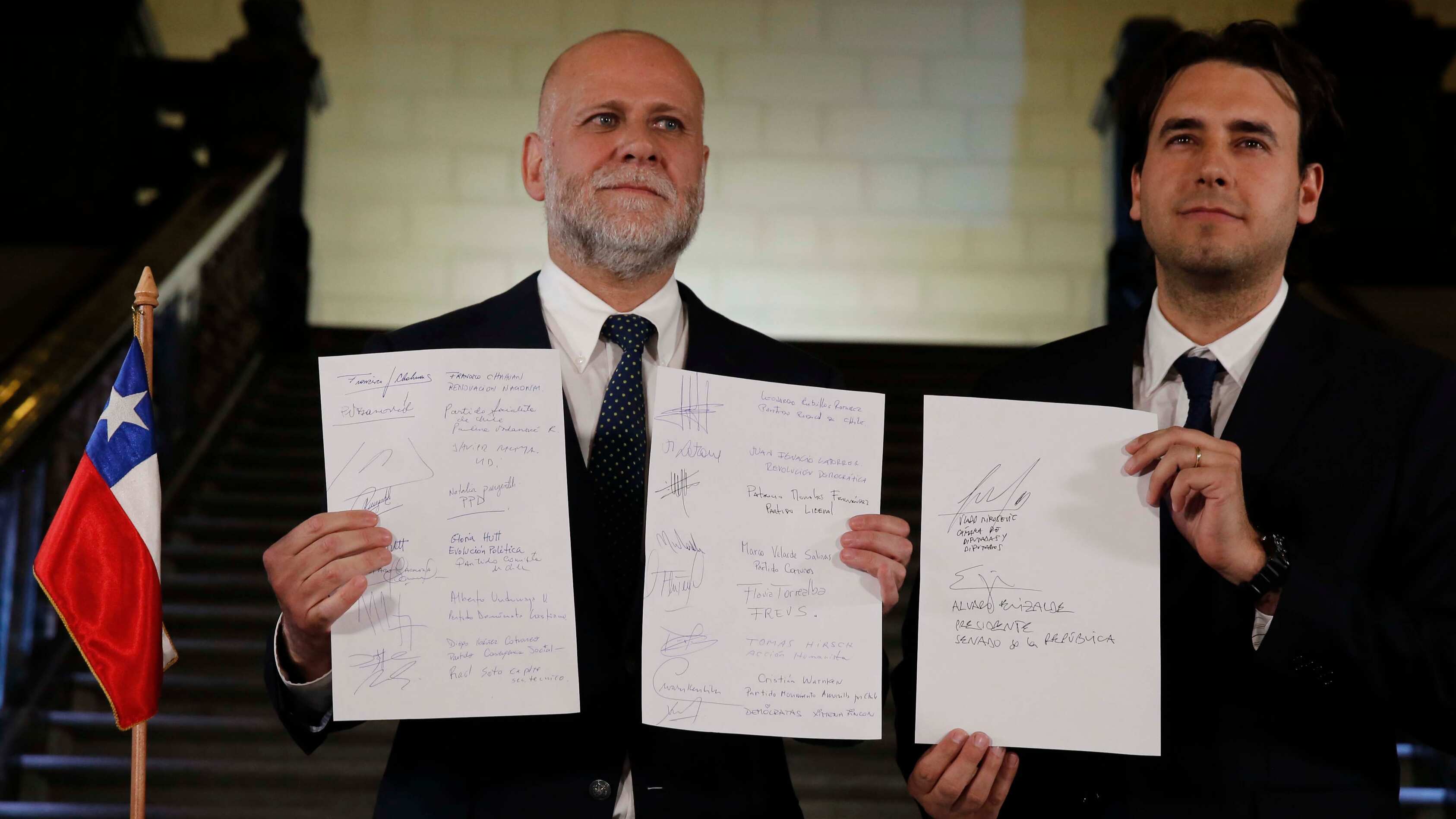 Los presidentes del Senado y la Cámara Baja del Congreso Nacional muestran el acuerdo firmado por los representantes de partidos políticos y colectivos sociales para realizar el nuevo proceso constituyente de la redacción de una nueva Constitución para el país.