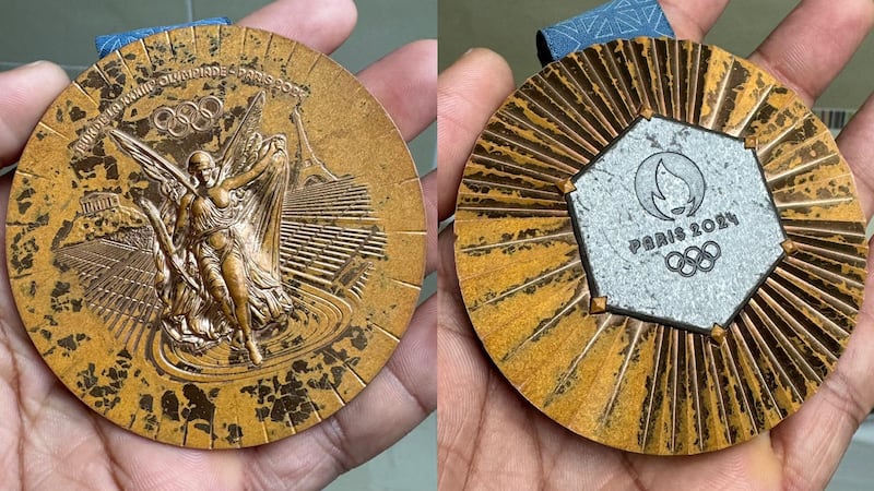 Nadadores franceses denuncian deplorable estado de sus medallas obtenidas en París 2024