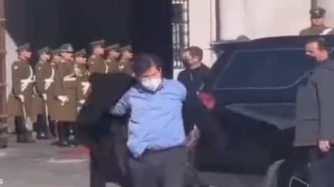 Boric bajando de su auto.