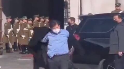 Boric bajando de su auto.