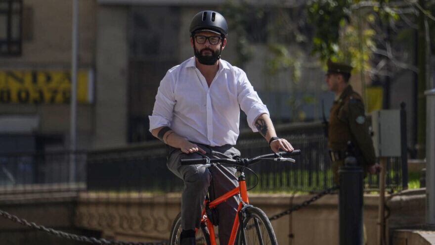 Gabriel Boric llega en bicicleta a La Moneda