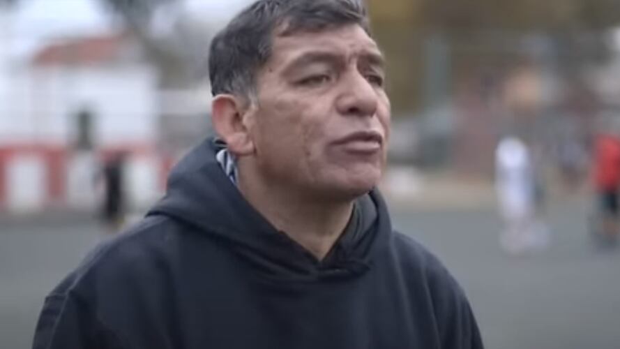 Hoy el ex futbolista Francisco Huaiquipán rompe el silencio con 24 Horas mientras cumple una condena de libertad vigilada de 3 años por ingresar drogas y celulares a la cárcel de Colina 1. El periodista Camilo Zavala lo entrevistó sobre las luces y sombras de su vida.