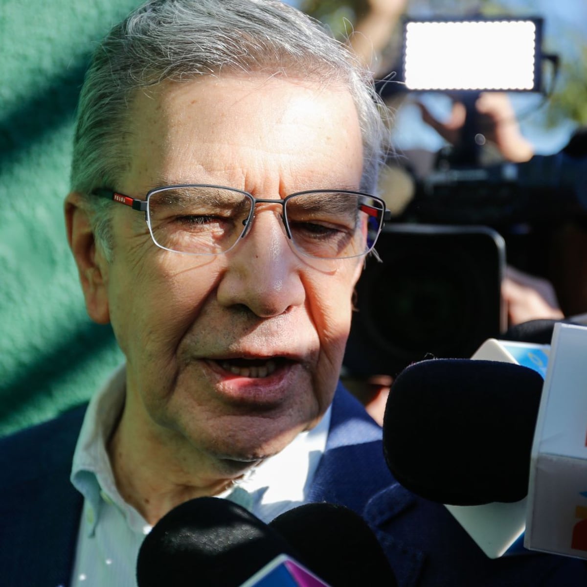 Joaquín Lavín visita a su hijo en Capitán Yáber Joaquín Lavín visita a su hijo en Capitán Yáber