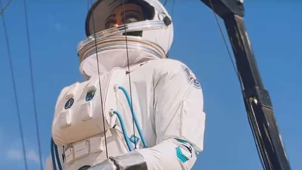 Astronauta gigante sorprende en el Lollapalooza Chile 2025.