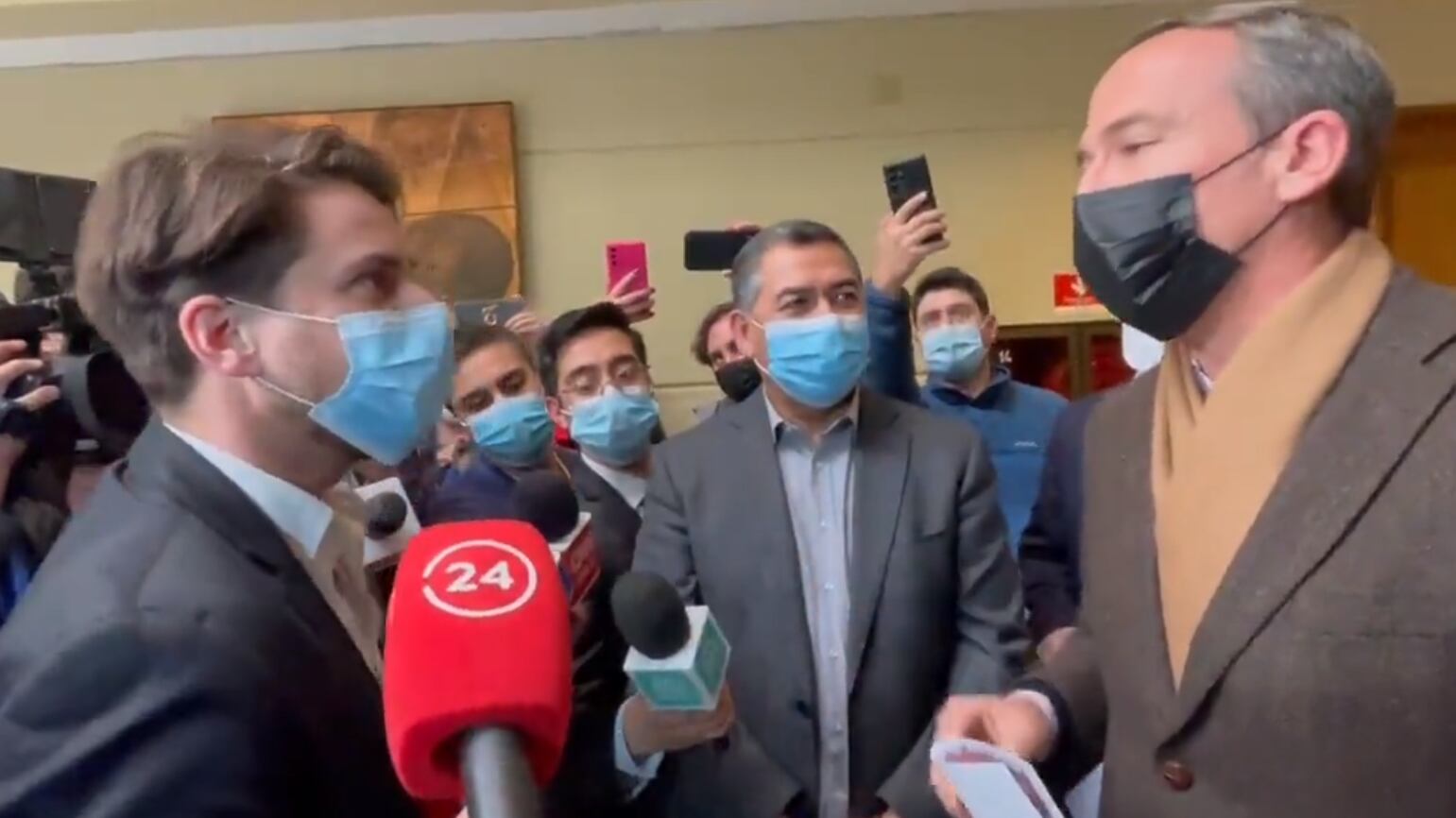 Diputado @gonzalowinter increpa a
@jalessandri por un afiche en donde el PC (AP) llamó a "refundar Chile".