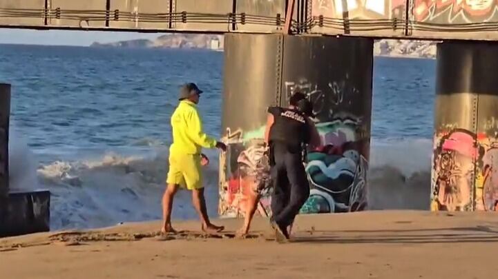 Hombre en estado de ebriedad es detenido tras ingresar al mar durante marejadas en Viña del Mar