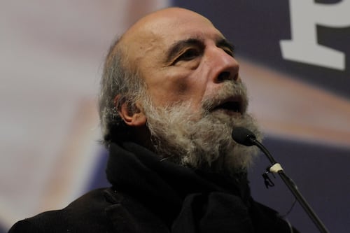 Poeta Raúl Zurita pone la autocrítica chilena este “18”: “Es un país arribista e insolidario”