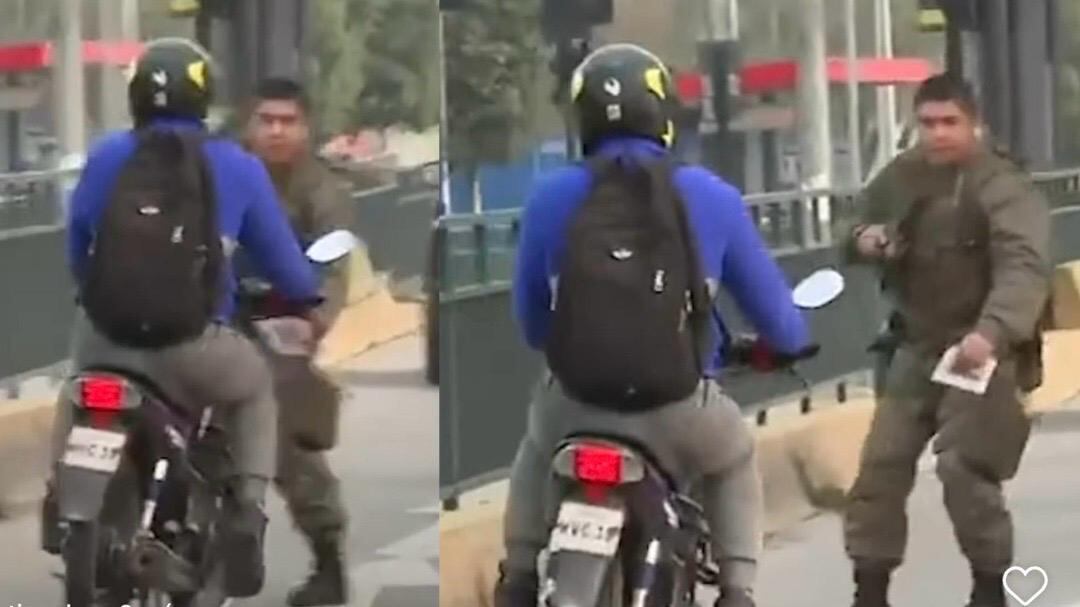 Fue un hecho tragicómico, pero que podría haber terminado de la peor manera. Se trata de un motorista extranjero quien fue tacleado por un carabinero, luego que intentara, supuestamente, evadir la fiscalización policial en la comuna de Pedro Aguirre Cerda.
La imagen quedó registrada por las cámaras del matinal Contigo en la mañana de CHV, momento que se ve al conductor esquivar al uniformado que le hacía señas para que se detuviera en la orilla e intenta sobrepasarlo.
Pero, el carabinero lo empuja hacia un lado, quedando el hombre tirado en el suelo, junto a su moto.
Pero, lo más curioso vino después, puesto que al ser consultado por el periodista mientras era subido al auto de carabineros, señaló que no tenía frenos y por eso no pudo detenerse. Sorpresivas declaraciones que dan cuenta que, en caso de que su excusa fuera verdad, era un verdadero peligro público sobre dos ruedas.