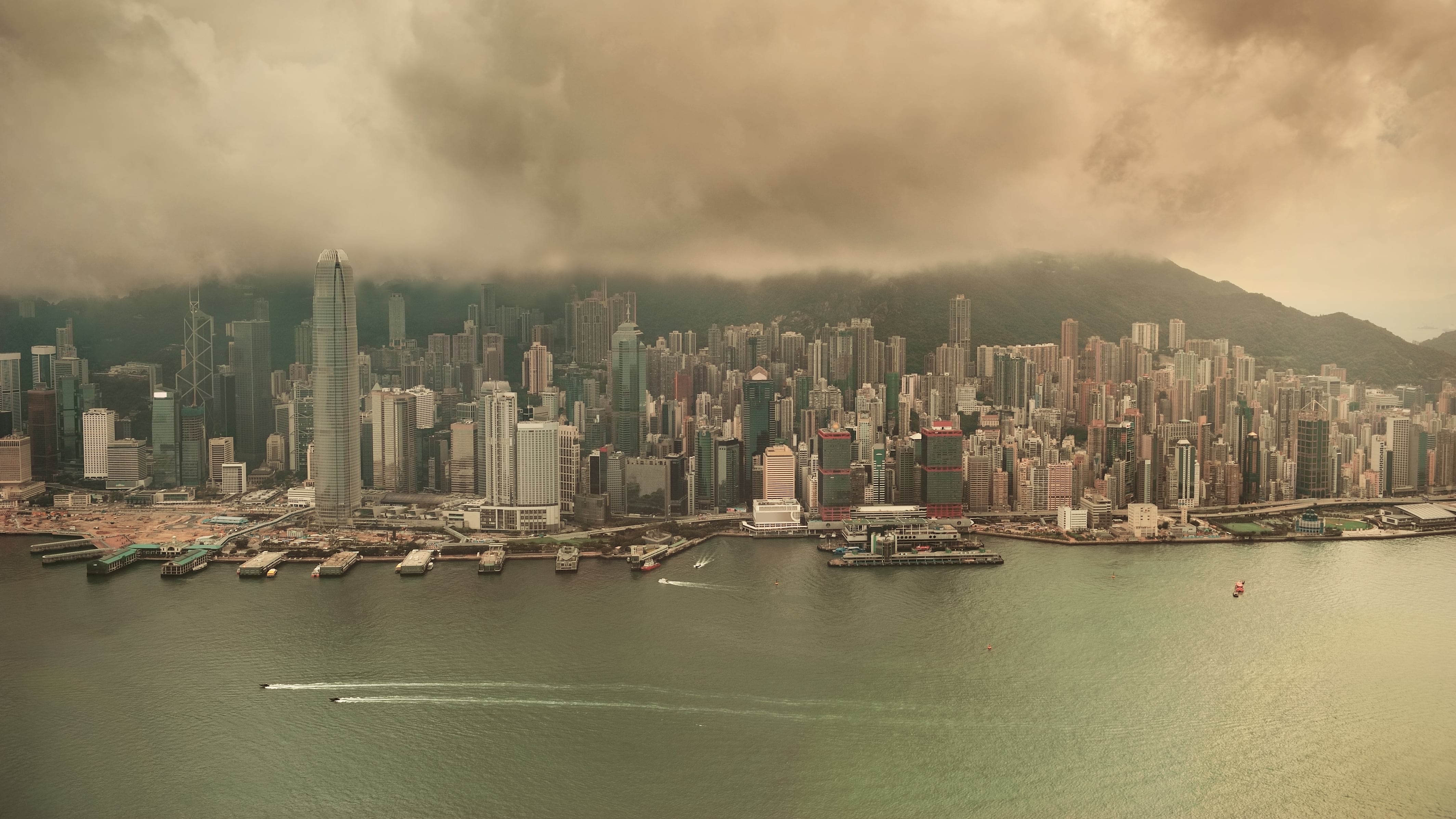 El Informe Mundial sobre la Calidad del Aire 2025 revela que sólo el 14% de las ciudades cumple la directriz de la Organización Mundial de la Salud (OMS) sobre contaminación atmosférica. Foto: Magnific.