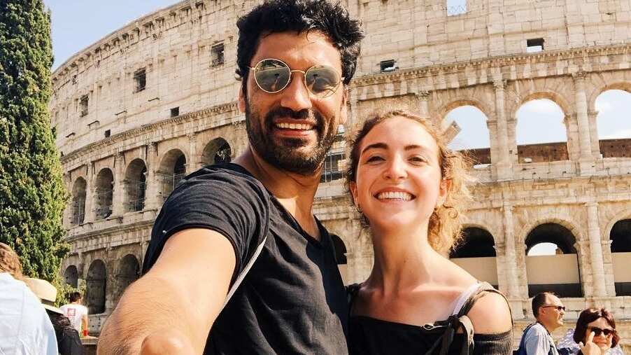 El protagonista de "Juego de ilusiones" dirige a su polola en el musical "Te amo, eres perfecto, ahora cambia".