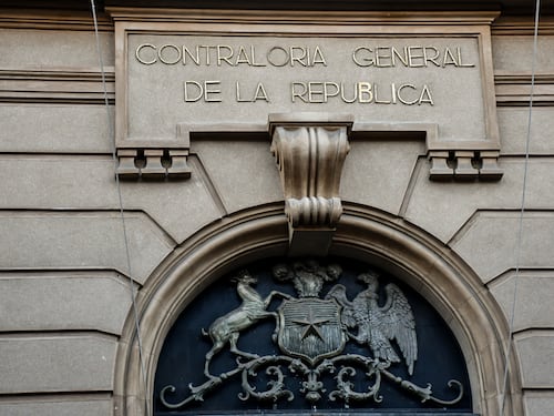 Contraloría detecta desorden financiero por más de US$17.300 millones en ministerios y municipios