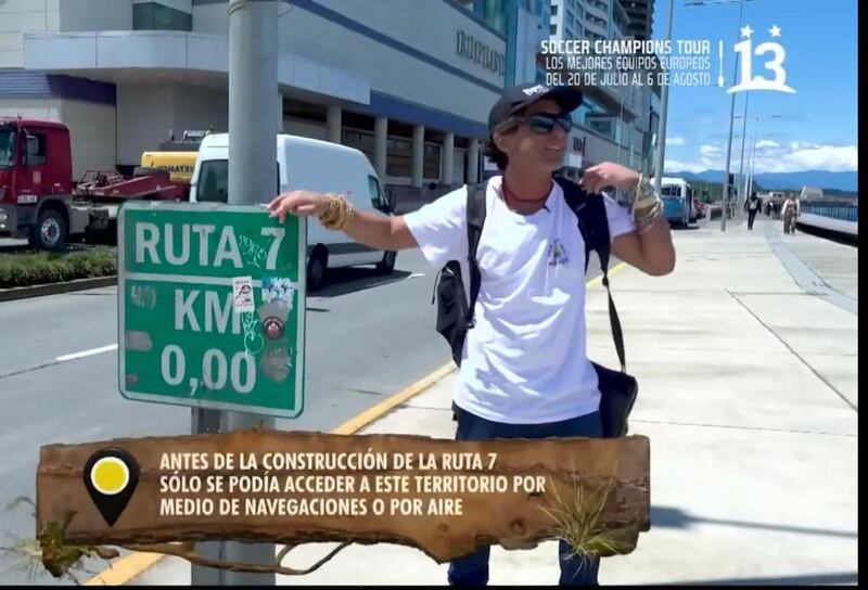 “La carretera Austral se llama Ruta 7, técnicamente. Y este, es el kilómetro cero”, dice Claudio Iturra con una risa entre burlesca y decepción, en el primer capítulo de “La Ruta de la Patagonia”. Esto, al mostrar un desteñido y pequeño letrero instalado en un poste frente al mall de Puerto Montt, dando cuenta del inicio de uno de los caminos más espectaculares de la naturaleza en Chile.
El fallecido periodista de viajes hizo un llamado a las autoridades y encargados del turismo, a sacarle más partido al origen de la Carretera Austral y convertirlo en un lugar de encuentro obligado para los visitantes. Que sirva también para realizar las respectivas selfies del recuerdo, las cuales se podrían replicar en redes sociales.
“Ahí está el kilómetro 0. Pónganse las pilitas la municipalidad. Póngalo más bonito. No puede ser ese el kilómetro 0 ¿o sí,?”, comentó aún incrédulo.
A ojos de Iturra, el discreto cartel -que pareciera que fue instalado solo con fines técnicos como parte de la señalética vial- daría muestras de una falta de visión para potenciar la importante zona.
La crítica constructiva de Claudio Iturra
“Voy a ser súper honesto. Yo soy pro turismo, tirador pá arriba...pero Chile tiene un camino llamado la Ruta 7, que es una de las rutas turísticas más lindas del planeta: la Carretera Austral y se llama Ruta 7... Y este es el kilómetro 0. Pero miren, cómo vamos a partir el programa así”, dijo claramente decepcionado.
Pero, ante el problema presentó inmediatamente la solución, demostrando que la proactividad era parte de la esencia que lo llevó a conquistar el mundo.
“Pónganle aquí un arco, para que los gringos se saquen la foto. Imagínense un arco lindo que diga ‘Aquí parte la Carretera Austral’”.
Producto de ello, su mensaje generó positivas reacciones en X, y los cibernautas apoyaron su causa. Incluso, como parte de su legado tras su repentina muerte el 23 de mayo pasado.
“Excelente idea de Claudio Iturra el construir un “arco” para indicar el inicio de la carretera austral! QUE SE HAGA REALIDAD”, escribió una usuaria.