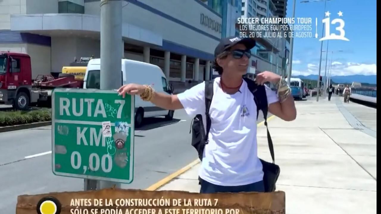 “La carretera Austral se llama Ruta 7, técnicamente. Y este, es el kilómetro cero”, dice Claudio Iturra con una risa entre burlesca y decepción, en el primer capítulo de “La Ruta de la Patagonia”. Esto, al mostrar un desteñido y pequeño letrero instalado en un poste frente al mall de Puerto Montt, dando cuenta del inicio de uno de los caminos más espectaculares de la naturaleza en Chile.
El fallecido periodista de viajes hizo un llamado a las autoridades y encargados del turismo, a sacarle más partido al origen de la Carretera Austral y convertirlo en un lugar de encuentro obligado para los visitantes. Que sirva también para realizar las respectivas selfies del recuerdo, las cuales se podrían replicar en redes sociales.
“Ahí está el kilómetro 0. Pónganse las pilitas la municipalidad. Póngalo más bonito. No puede ser ese el kilómetro 0 ¿o sí,?”, comentó aún incrédulo.
A ojos de Iturra, el discreto cartel -que pareciera que fue instalado solo con fines técnicos como parte de la señalética vial- daría muestras de una falta de visión para potenciar la importante zona.
La crítica constructiva de Claudio Iturra
“Voy a ser súper honesto. Yo soy pro turismo, tirador pá arriba...pero Chile tiene un camino llamado la Ruta 7, que es una de las rutas turísticas más lindas del planeta: la Carretera Austral y se llama Ruta 7... Y este es el kilómetro 0. Pero miren, cómo vamos a partir el programa así”, dijo claramente decepcionado.
Pero, ante el problema presentó inmediatamente la solución, demostrando que la proactividad era parte de la esencia que lo llevó a conquistar el mundo.
“Pónganle aquí un arco, para que los gringos se saquen la foto. Imagínense un arco lindo que diga ‘Aquí parte la Carretera Austral’”.
Producto de ello, su mensaje generó positivas reacciones en X, y los cibernautas apoyaron su causa. Incluso, como parte de su legado tras su repentina muerte el 23 de mayo pasado.
“Excelente idea de Claudio Iturra el construir un “arco” para indicar el inicio de la carretera austral! QUE SE HAGA REALIDAD”, escribió una usuaria.