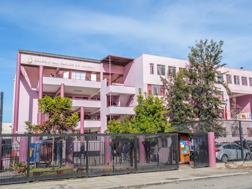 Grave accidente en Puente Alto: Portón de colegio colapsa sobre estudiantes y deja cuatro heridos