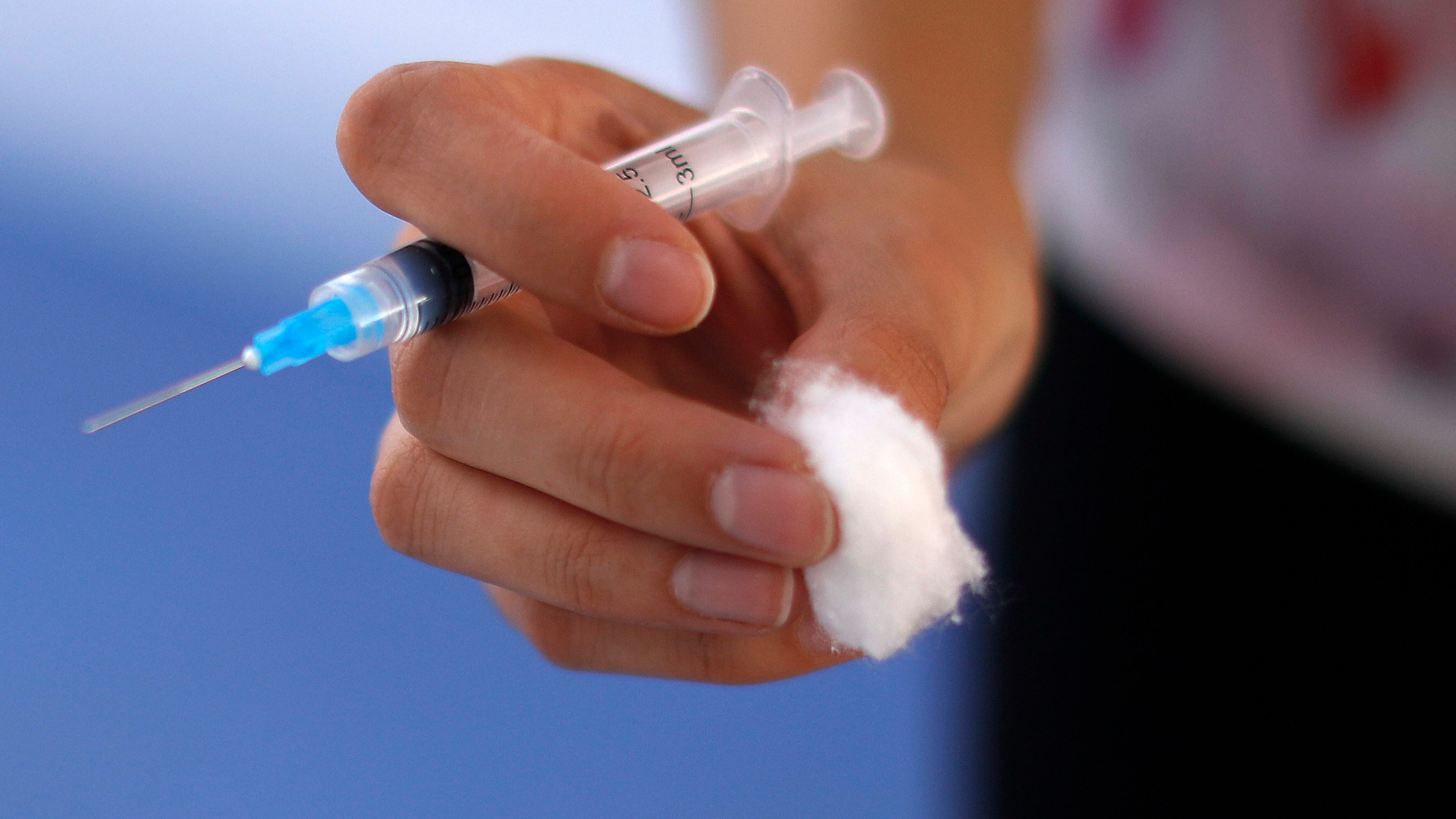 Autoridades refuerzan a la población la importancia de vacunarse contra el Covid-19 | 12 de Abril de 2021/SANTIAGO
Una funcionaria de la Salud sostiene una jeringa, durante una visita de las autoridades en cual refuerzaran a la población la importancia de vacunarse contra el Covid a las personas menores de 50 años, que en estas últimas semanas es el rango etario que se ha visto más afectado.
FOTO: CRISTOBAL ESCOBAR/AGENCIAUNO