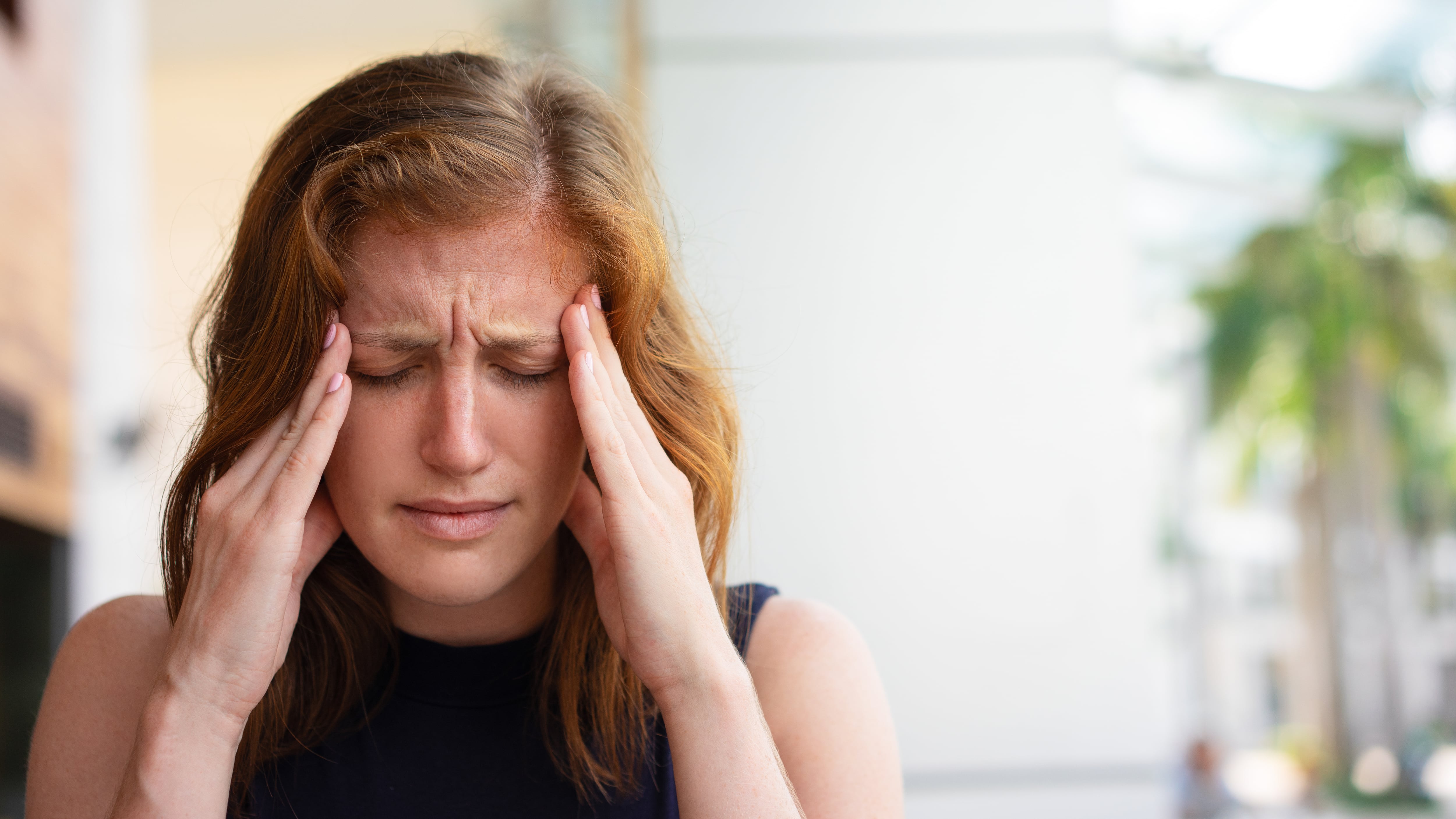 Se le conoce médicamente como cefalea, y puede ir desde un dolor leve hasta un dolor intenso que puede incapacitar a una persona durante horas. Foto: Freepik.